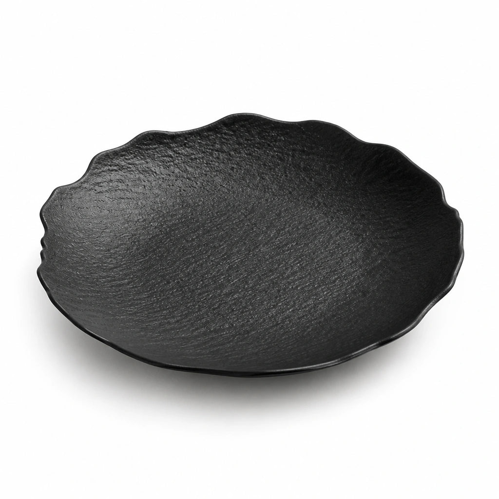 Assiette Petale Onyx - Packshot 3/4 fond blanc