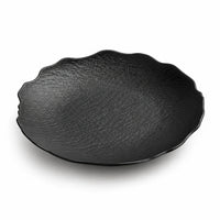 Assiette Petale Onyx - Packshot 3/4 fond blanc