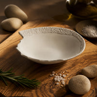 Assiette creuse Roche Albatre - Planche olivier galets romarin