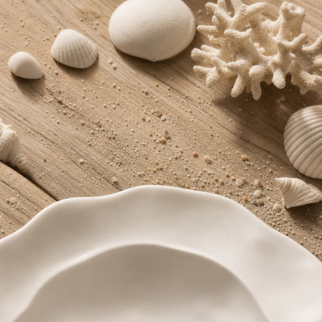 Assiette creuse Vague Albatre - Planche teck coquillages sable