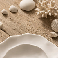 Assiette creuse Vague Albatre - Planche teck coquillages sable