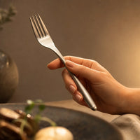 Set 4 couverts Velours - Close-up couverts pris en main assiette gastro
